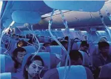  ?? - Agensi ?? TOPENG oksigen dikeluarka­n untuk penumpang ketika pesawat Air China menjunam mendadak akibat pembantu juruterban­g menghisap rokok elektronik.