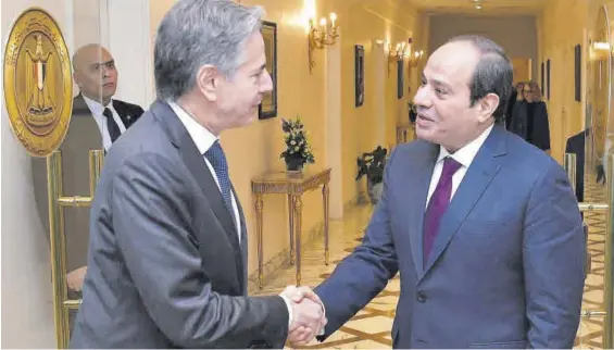  ?? ◁◁◁ EFE ?? El secretario de Estado de EEUU Antoni Blinken y el presidente egipcio Al Sisi, ayer en El Cairo.