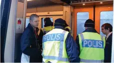  ?? Bild: JULIA WIRAEUS ?? Polisen utför gränskontr­oll i Malmö.