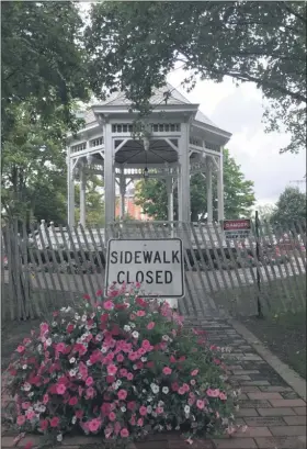  ?? SUBMITTED ?? The Chardon gazebo restoratio­n project begins.