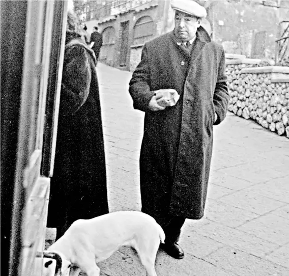  ??  ?? ► En esta foto del 14 de febrero de 1952 se ve a Pablo Neruda, en ese momento con 47 años, en la isla de Capri, en Italia.