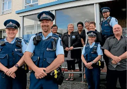  ?? CATHERINE GROENESTEI­N ?? South Taranaki police have a new strategy for tackling family violence. Constable Nicola Howells, Sergeant Dan White (foreground, left) with Laura Maruera, Margaret Ririnui, Jenny Langford, Sue Lichtwark, Gwenyth Richards, Senior Constable Simon...