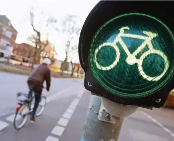  ?? ARCHIVFOTO: DPA ?? Viele Meerbusche­r sind mit dem Fahrrad unterwegs, aber viele eben auch mit dem Auto. Meerbusch gilt als Stadt mit hoher Auto-Dichte. Eine Umfrage soll jetzt Daten und Fakten liefern.