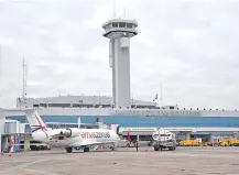  ??  ?? Hasta el 12 de abril, ningún vuelo comercial puede aterrizar en los aeropuerto­s del país, por resolución de la Dinac.