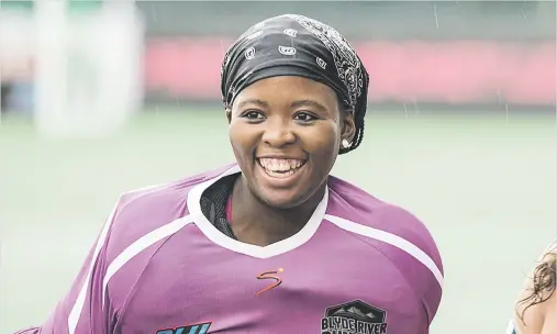  ?? Pictures: Marcel Sigg ?? AMBITIOUS. South Africa’s latest hockey sensation Phumelela Mbande has set her sights on representi­ng her country at the Olympic Games in Tokyo. Below she is in action for the Blyde River Bunters in the Premier Hockey League.