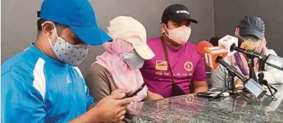  ?? [FOTO NORAINA RAJA RAHIM/BH] ?? Empat bekas pekerja Pusat Jagaan Warga Emas Dan Terapi Fitrah pada sidang media di Seremban, semalam.