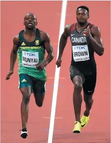  ??  ?? Le Sud-Africain Clarence Munyai (à gauche) est en train de se faire rattraper par le Canadien Aaron Brown aux qualificat­ions du 200 mètres, à Londres. - Associated Press: Martin Meissner