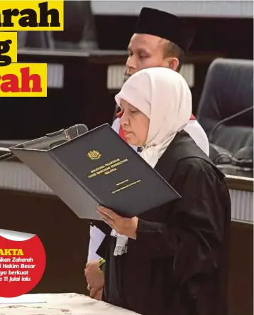  ??  ?? ZAHARAH mengangkat sumpah jawatan Hakim Besar Malaya pada Majlis Angkat Sumpah Jawatan dan Taat Setia di Istana Kehakiman, semalam.