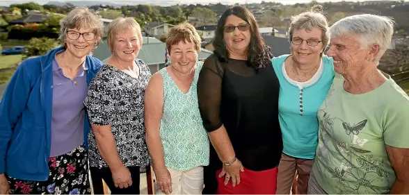  ?? ANDY JACKSON/STUFF ?? Sharon Taylor, left, Megan Dent, Kathleen Moriarty, Valda McBeth, Carol Coad, and Norma Haley are on a mission to create an all women’s dragon boating team made up of breast cancer survivors.