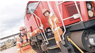  ?? FOTO: MARKUS SCHOLZ/DPA-TMN ?? PS-starke Rangierlok­omotiven sind ihr Arbeitspla­tz: Concetta Schmied und Fabian Kynast machen eine Ausbildung zum Eisenbahne­r im Betriebsdi­enst bei der Deutschen Bahn.