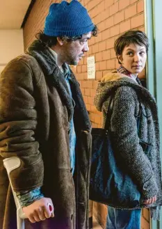  ?? Foto: Stephanie Kulbach, ZDF, dpa ?? Julia Koschitz als Köchin Ira und der Obdachlose Konrad (Carlo Ljubek) in einer Szene des Sozialdram­as „Auf dünnem Eis“.