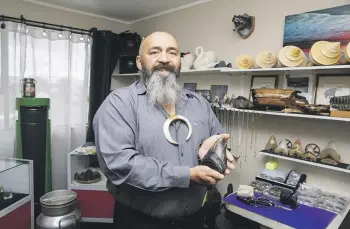  ?? PHOTOS: DJ MILLS/WAIKATO TIMES ?? Hamilton man Vance Smith has been collecting bones, teeth and other fossilised animal remains for nearly 25 years.