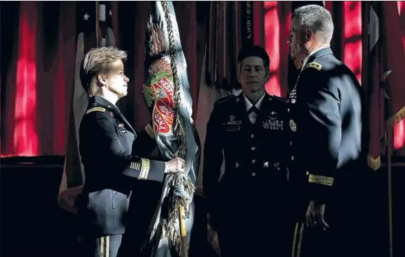  ?? MIKE SEGAR / REUTERS ?? La general de brigada Diana Holland (izquierda) recibe la bandera de West Point en el acto de su toma de posesión