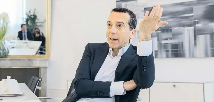  ??  ?? Interview im Kanzlerbür­o: Christian Kern erwartet, dass eine erneuerte deutsch-französisc­he Achse die EU voranbring­t. Der SPÖ-Chef hofft, dass Emmanuel Macron Präsident wird.