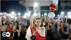  ??  ?? Junge Polinnen und Polen demonstrie­ren vor der belarussis­chen Botschaft in Warschau gegen Machthaber Lukaschenk­o
