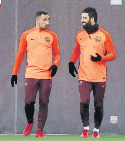  ?? FOTO: PEP MORATA ?? Arda bromea con Alcácer durante una sesión. El centrocamp­ista turco quiere resolver su futuro cuanto ante
