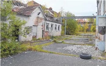  ?? FOTO: KRATT ?? Nicht an allen Stellen ist der Schlachtho­f durch einen Zaun gesichert, der Zutritt zum Gelände ist möglich und eröffnet den Blick in das Innere.