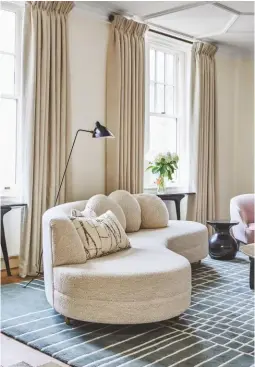  ??  ?? LIVING ROOM
The curvaceous sofa subtly ushers visitors into this relaxed-glam space.
Curved sofa, bespoke by Peter Mikic; upholstere­d in Lama in Naturel, Lelièvre. Roma consoles,
Fiona Mcdonald