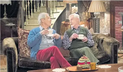  ??  ?? Delicias de la vida conyugal. Freddie (Ian McKellen) y Stuart (Derek Jacobi) se sacan chispas en TV.