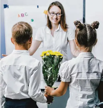  ?? Foto: fotolia ?? Ein Blümchen für die Lehrerin als Dankeschön. Das ist eine liebe Geste. Und meistens kommt sie von ganzem Herzen. Doch allzu groß sollten die Geschenke für Pädagogen nicht ausfallen – sonst wird es juristisch schwierig.