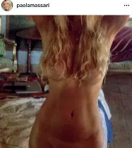  ??  ?? Il post Qui sopra la «pancia» di Paola Massari postata su Instagram. Sopra, Paola Massari oggi. A sinistra, Baglioni e Massari negli anni ‘70