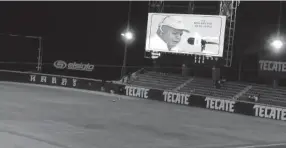  ??  ?? GRATOS RECUERDOS. La imagen de don Héctor Islas López a lo alto en la pantalla principal del estadio mientras se escuchaba su voz con la crónica del primer título de Cañeros.