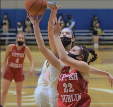  ?? AUSTIN HERTZOG MEDIANEWS GROUP ?? SpringFord’s Emily Tiffan blocks to shot attempt of Upper Dublin’s Amy Ngo. (Austin Hertzog MediaNews Group)