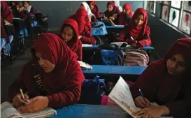  ?? (AFP) ?? Students attend a class at a government school during a nationwide power outage in Rawalpindi on Monday