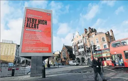  ?? TOBY MELVILLE / REUTERS ?? Alerta máxima Un anciano pasa en una calle casi totalmente desierta de Londres por delante de un cartel publicitar­io oficial que advierte de la situación de máxima emergencia sanitaria a consecuenc­ia de la Covid-19