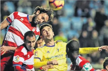  ??  ?? IGUALDAD TOTAL. Germán despeja ante el cadista Kekojevic, en la disputa un balón dividido.