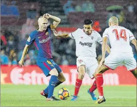  ?? FOTO: MORATA ?? Iniesta controla ante Navas y Pizarro El Barça-Sevilla también se jugó a las 20.45 h.