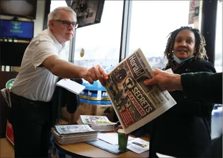  ?? NANCY LANE — BOSTON HERALD ?? Boston Herald Executive Editor Joe Dwinell hands out free papers and polls readers at the Quick Pit Stop convenienc­e store in Hyde Park yesterday.
