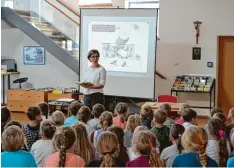  ?? Foto: Anna Starker ?? Die Kinderbuch­autorin Charlotte Habersack las aus dem Buch: „Bitte nicht öffnen: Bissig!“