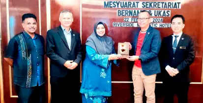  ?? — Bernama photo ?? Nur-ul Afida (centre) presents a memento to Abdullah, as (from le) Bernama deputy editor-in-chief Arul Rajoo Durar Raj, Samuel and Hii look on.