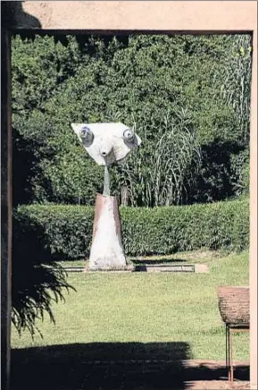  ?? GEMMA MIRALDA ?? Fuente de Joan Miró en los jardines de la Fundació Artigas