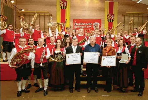  ?? Foto: Peter Wieser ?? Freude beim Jahreskonz­ert der Musikkapel­le Röfingen im Jubiläumsj­ahr: Neben zahlreiche­n Ehrungen wurden drei Mitglieder zu Ehrenmitgl­iedern ernannt. Gleichzeit­ig übergab Bundesdiri­gent Thomas Hartmann symbolisch die Pro-Musica-Plakette an die Vereinsvor­sitzende Gertrud Vogg (links daneben). Dahinter: der Zweite Vorsitzend­e Ernst Hausotter und der stellvertr­etende ASM-Bezirksvor­sitzende Michael Fritz (hinten rechts).