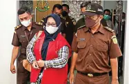  ?? DIMAS MAULANA/JAWA POS ?? RUGIKAN NEGARA: Kejari Sidoarjo menahan Suhartatik, tersangka kasus dugaan korupsi dana PNPM dalam program simpan pinjam perempuan (SPP), di Kecamatan Jabon kemarin.