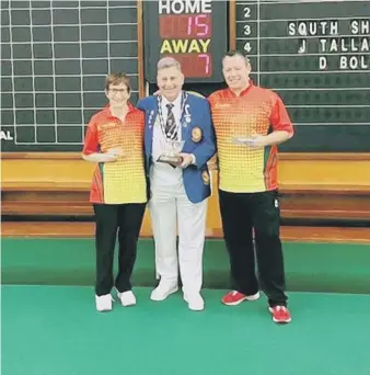  ??  ?? Mixed pairs finalists Jackie Stewart Tallack (left) and David Bolt (right), with EIBA President Mark Cohen.