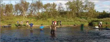  ??  ?? ÁIDI JOGAS: Njiđggujog­as ceggii Nesseby Herreds Jeger- og Fiskeforen­ing áiddi 2019:s, mii rasttildii joga. Dát lea okta doaibma man fylkkamánn­e doarju. Govven: Regine Emilie Mathisen.