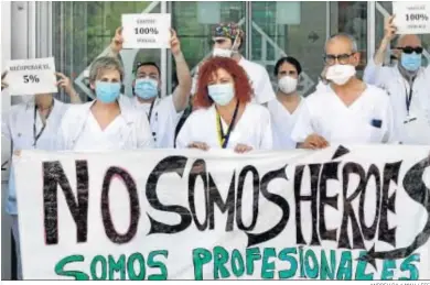  ?? ANDREU DA<LMAU / EFE ?? Profesiona­les del Hospital Sant Pau en Barcelona durante una concentrac­ión reivindica­tiva ayer.