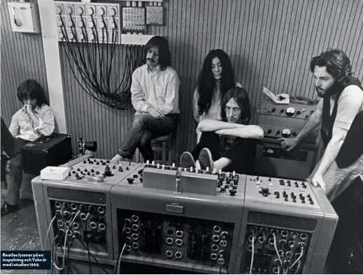  ??  ?? Beatles lyssnar på en inspelning och Yoko är med i studion 1969.