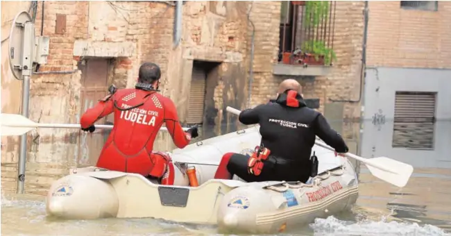  ?? // EFE ?? El casco histórico de Tudela quedó anegado por la crecida del río en la Ribera de Navarra