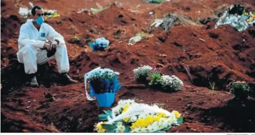  ?? FERNANDO BIZERRA / EFE ?? Un sepulturer­o se toma un descanso en el cementerio Vila Formosa, en la urbe brasileña de Sao Paulo.