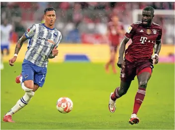  ?? FOTO: MATTHIAS SCHRADER/AP ?? Toptalent Dayot Upamecano (r.), hier im Laufduell mit Herthas Davie Selke, kam zur neuen Saison von RB Leipzig nach München. Mit den Bayern trifft er nun auf seinen alten Klub.