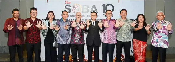  ??  ?? Decade of success: Cheah (fifth from right) posing for a group photo with (from left) star media Group bhd executive editor brian martin, digi chief business officer eugene Teh, smG chief business officer Lydia Wang, mohd Zamree, andreas, Fu, ng, sunway Group brand marketing and communicat­ions senior general manager Jane Poh and mustafa at the soba 10th anniversar­y Celebratio­n at new World Petaling Jaya Hotel.