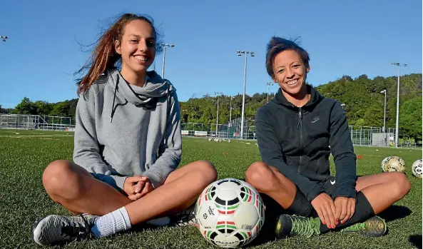  ?? LAREE TAULA ?? Former Football Fern Sarah Gregorius (right) shares her insights with Emma Main as they prepare to play for Upper Hutt this season.