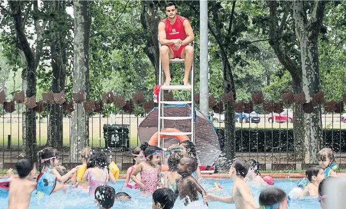  ?? ere Duran / NORD MEDIA ?? Un socorrista vigilant una piscina municipal de Girona a principis de juliol, una època en què se solen fer moltes activitats infantils