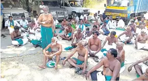  ??  ?? Farmers staging a protest in Tiruchy on Saturday