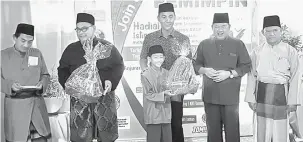  ??  ?? TAHNIAH: Dr Zaiedi (dua kanan) dan Fazzrudin (tengah) menyampaik­an hadiah kepada pemenang bagi aktiviti yang diadakan sempena Program Belia dan Komuniti Bersama Pemimpin.