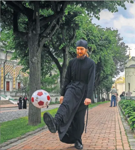  ??  ?? FUTBOLEROS. Los sacerdotes ortodoxos del Monasterio de Trinidad y San Sergio no son ajenos al Mundial.